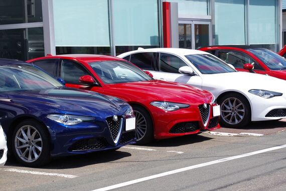 店頭に並ぶ自動車たち